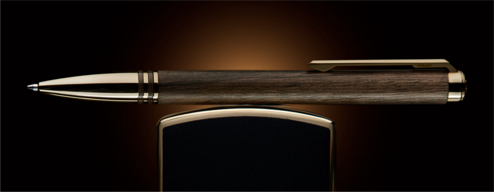 The Art of Minimalism: How Contemporary Design Shapes Leather Accessories